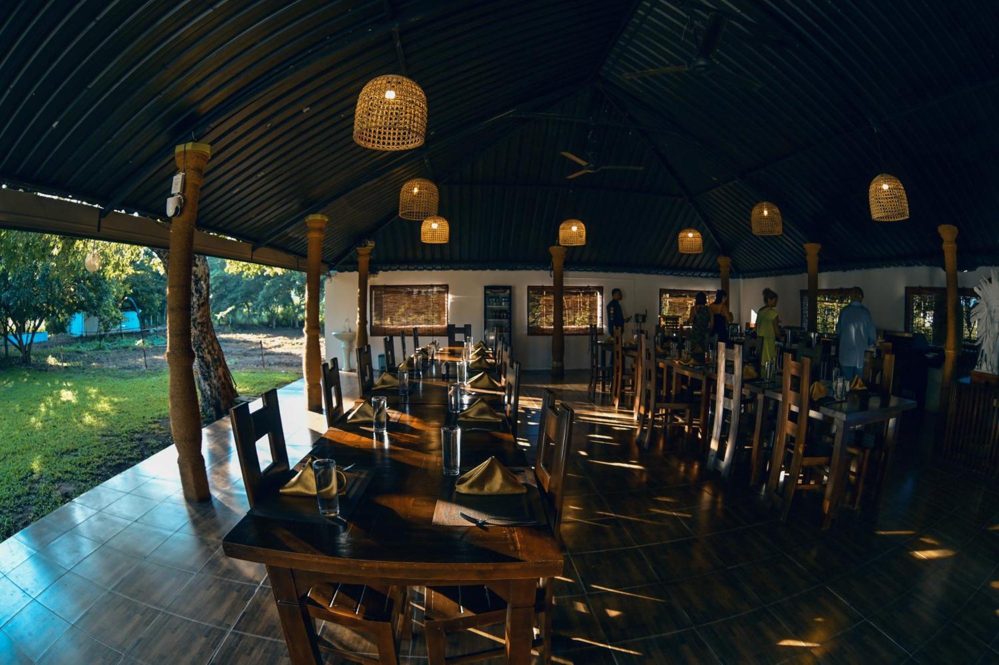 Hotel Golden Ray ดัมบูลลา ภายนอก รูปภาพ